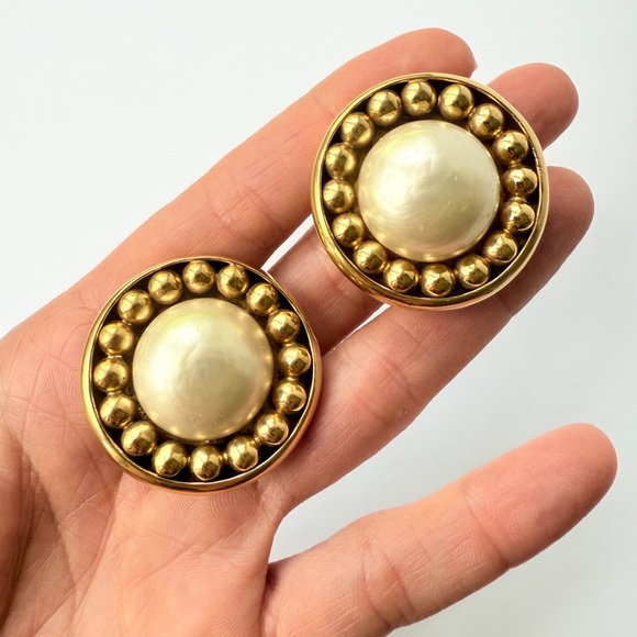 Vintage 1970s Chanel Glass Faux Pearl Gilt Oversized Clip-on Earrings - Picture 1 of 13